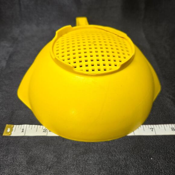 Tupperware Yellow Colander Heavy Duty Hand Held Plastic Strainer Handle Spout - Picture 6 of 7